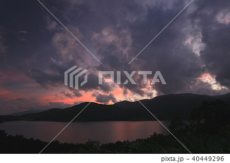 夕暮れの野反湖 40449296