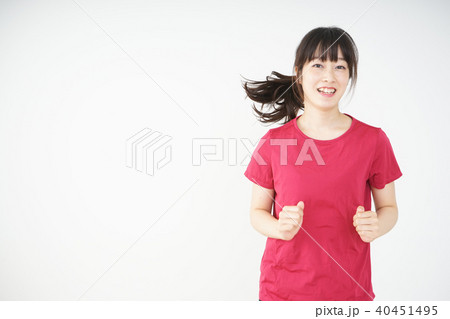 ダイエットをする若い女性 40451495