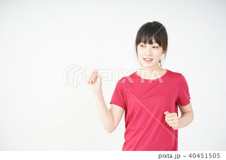 ダイエットをする若い女性 ダイエットをする若い女性 40451505