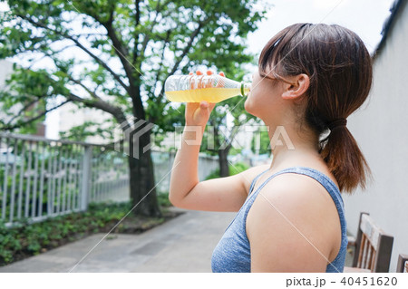 スポーツ中に水分補給をする若い女性 40451620