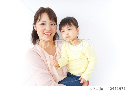 子どもを抱っこする母 子どもを抱っこする母 40451971