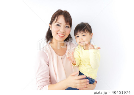 子どもを抱っこする母 子どもを抱っこする母 40451974