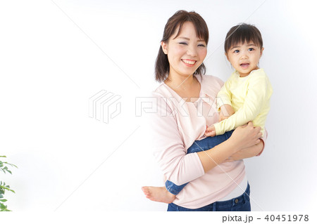 子どもを抱っこする母 子どもを抱っこする母 40451978
