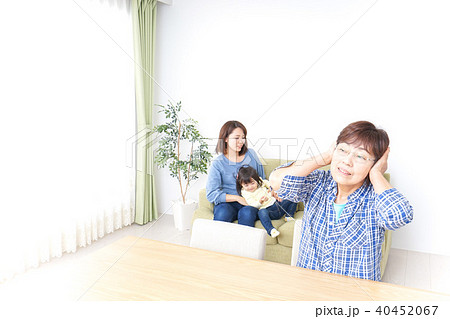 ふるさとに子供と帰省する家族 ふるさとに子供と帰省する家族 40452067