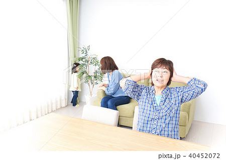 ふるさとに子供と帰省する家族 ふるさとに子供と帰省する家族 40452072