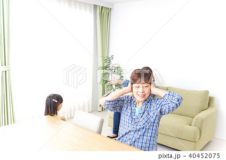 ふるさとに子供と帰省する家族 ふるさとに子供と帰省する家族 40452075