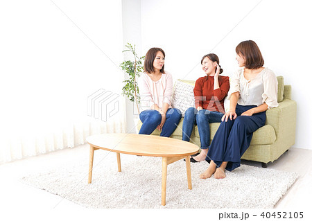 トークをするママ友 トークをするママ友 40452105