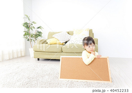 泣きながらボードを持つ子供 40452233