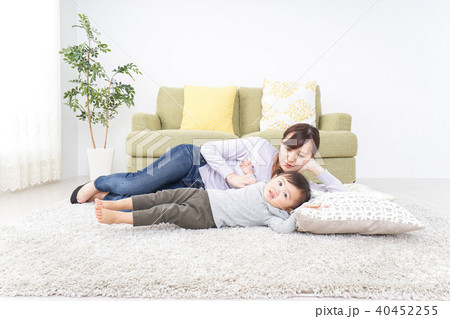 子どもを寝かせるお母さん 子どもを寝かせるお母さん 40452255