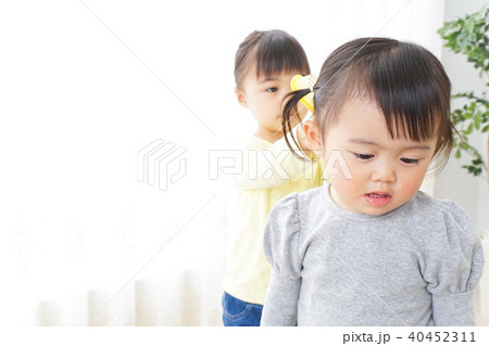 美容師ごっこをする二人の子供 40452311