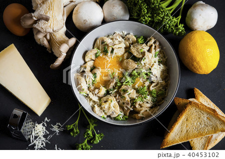 mushrooms with egg yolk and parmesan 40453102