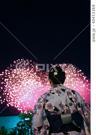 ピンクの花火と浴衣の女性 40453369