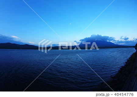 夜明けを迎えた富士山 40454776