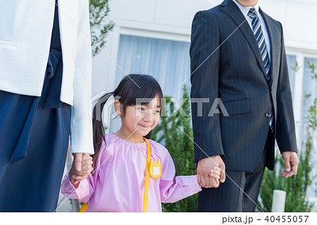 若い家族、女の子、親子、登園 40455057