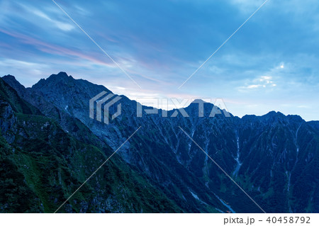 西穂高岳稜線から見る夜明けの奥穂高岳・前穂高岳 40458792