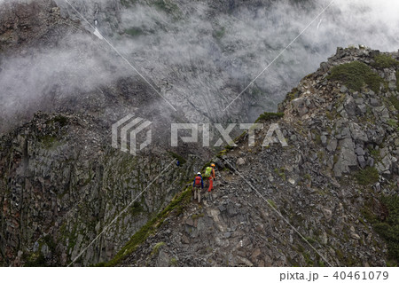 霧の西穂・奥穂間の稜線を行く登山者 40461079