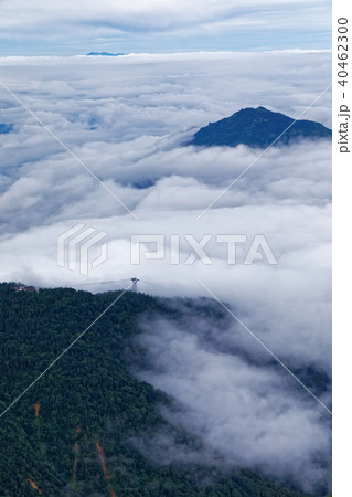 西穂独標から見る新穂高ロープウェイと雲上の白山 40462300