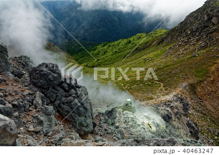 焼岳山頂の噴気孔と中の湯への登山道の写真素材