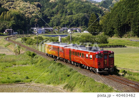 JR四国:西大洲~伊予平野 観光列車「伊予灘ものがたり」 JR四国:西大洲~伊予平野 観光列車「伊予灘ものがたり」 40463462