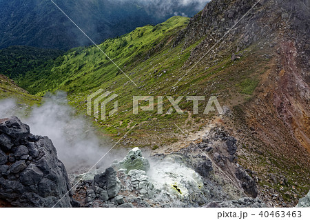 焼岳山頂の噴気孔と中の湯への登山道の写真素材 焼岳山頂の噴気孔と中の湯への登山道の写真素材
