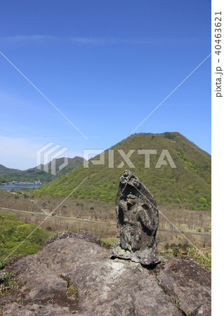 榛名山のスルス岩の上にある石像 40463621