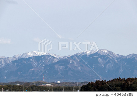 湖南の平野から見る積雪の鈴鹿山系遠望、綿向山と雨乞岳 40463889