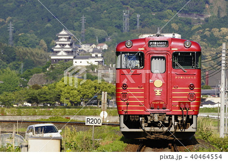 大洲城を背景に松山へと向かう観光列車 伊予灘ものがたり の写真素材