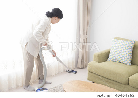 掃除機をかけるシニア女性 40464565