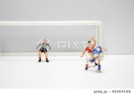 サッカー ミニチュア ゴール 試合 選手 フットボール 日本 代表 人形 フォワード ゴールキーパーの写真素材
