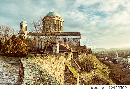 Beautiful basilica in Esztergom et sunset, Hungary 40466569