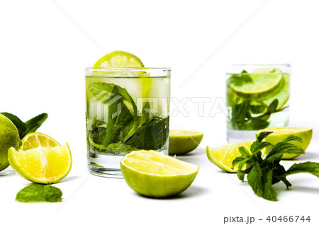 Green lime and mint juice with ice 40466744