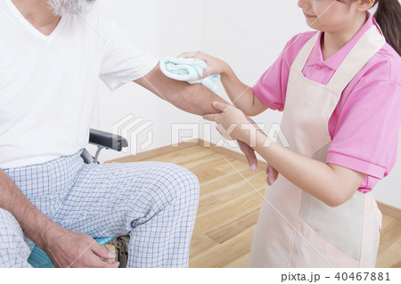 高齢者介護　介助シーン　清拭　体を拭く　ボディパーツ　パーツカット　顔なし 40467881