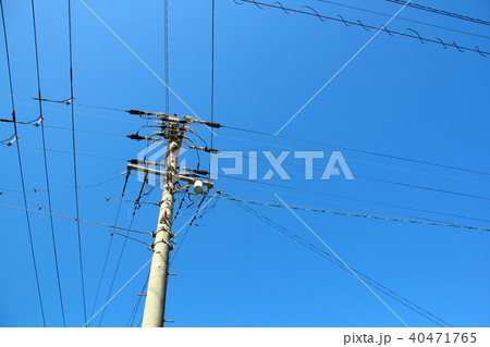 電線と電柱 40471765