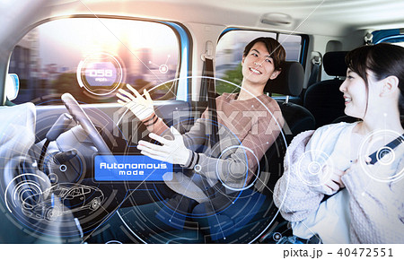 自動運転車に乗るカップル 40472551