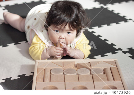 積み木で遊ぶ赤ちゃん 40472926
