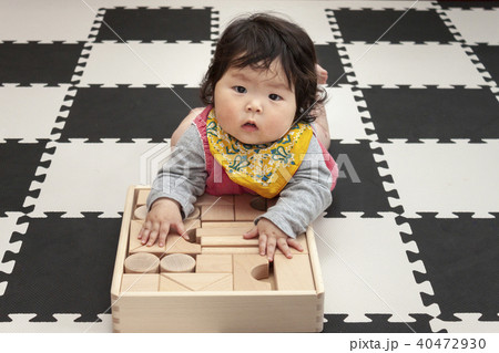 積み木で遊ぶ赤ちゃん 積み木で遊ぶ赤ちゃん 40472930