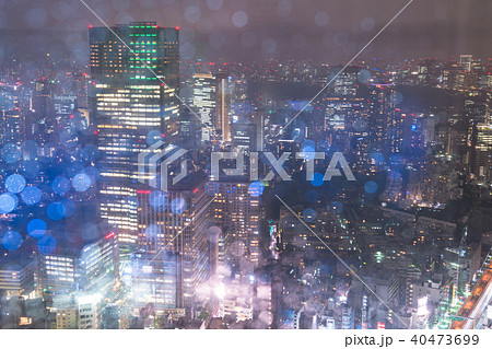 東京都 雨降る夜 都市風景の写真素材