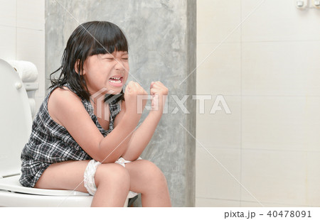 girl feel pain with constipation in the bathroom 40478091