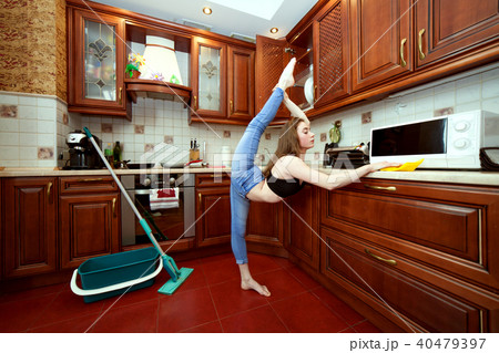 Sports housewives during cleaning. 40479397