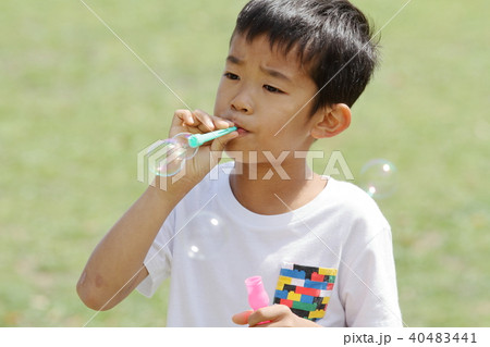 シャボン玉で遊ぶ小学生 3年生 の写真素材 40483441 Pixta