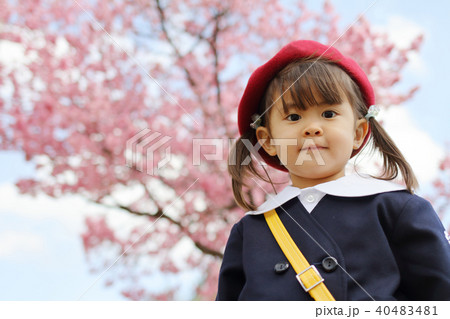 幼稚園の制服を着た幼児と桜 (3歳児) 40483481