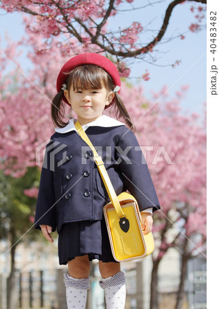 幼稚園の制服を着た幼児と桜 (3歳児) 40483482