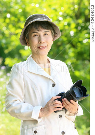 シニア女性　笑顔　カメラ　f4 40484012