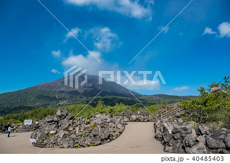 鹿児島　桜島の噴煙　有村溶岩展望所の遊歩道　観光客 40485403