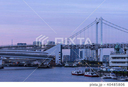 夕暮れの首都高速とレインボーブリッジの写真素材