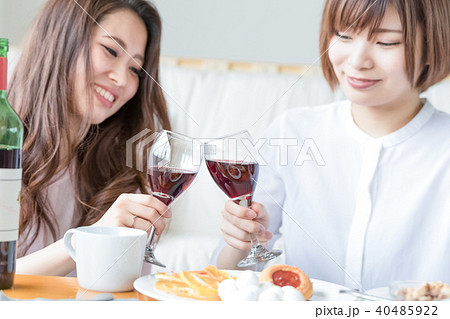 女性のライフスタイル　宅飲み 40485922