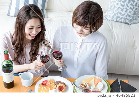 女性のライフスタイル　宅飲み 40485923