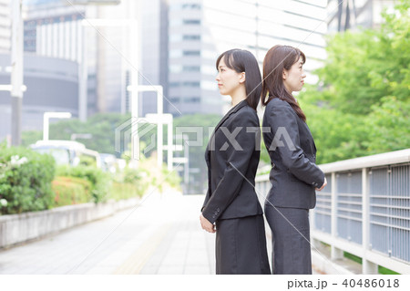 ２人のスーツ姿の女性の写真素材