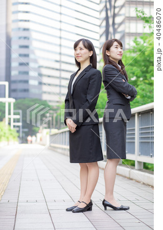 ２人のスーツ姿の女性の写真素材