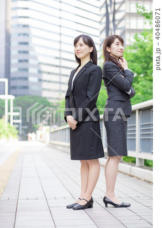 ２人のスーツ姿の女性の写真素材